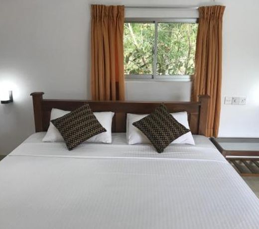Deshani Holiday Inn