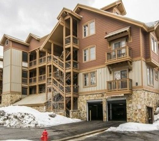 Town Pointe Condominiums