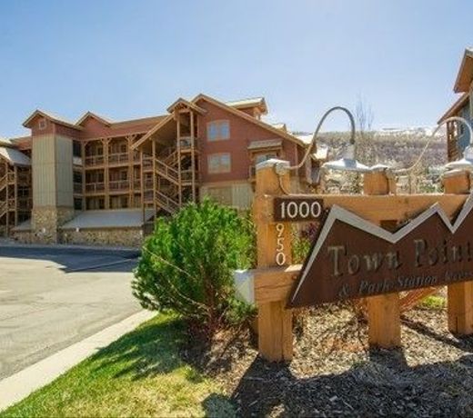 Town Pointe Condominiums