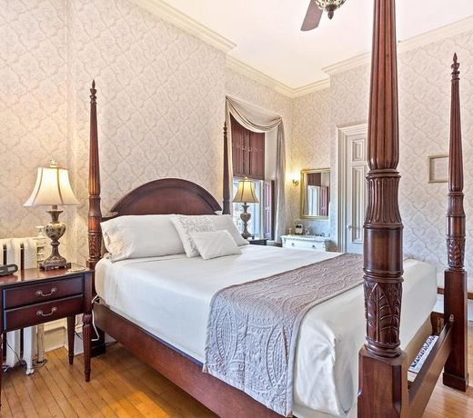 LOVELACE MANOR AND BREAKFAST