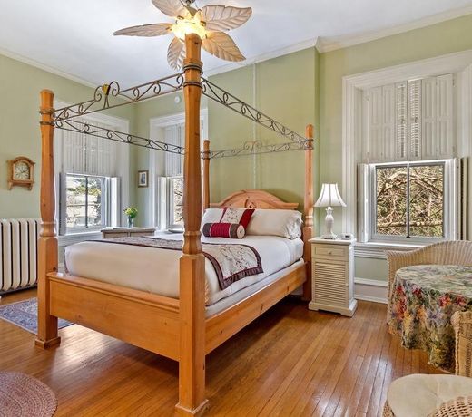 LOVELACE MANOR AND BREAKFAST