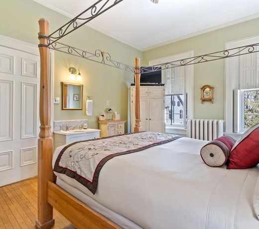 LOVELACE MANOR AND BREAKFAST