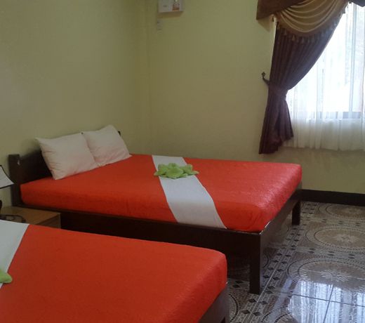 OYO 422 Villa Emilia Pension House