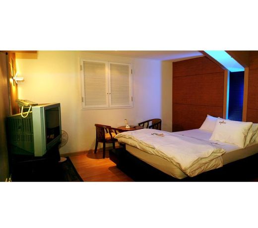 Hotel J's