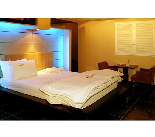 Hotel J's