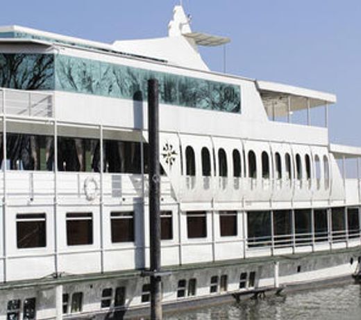Compass River City Botel