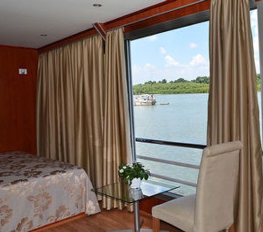 Compass River City Botel