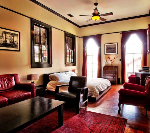 Royal Street Inn & Bar