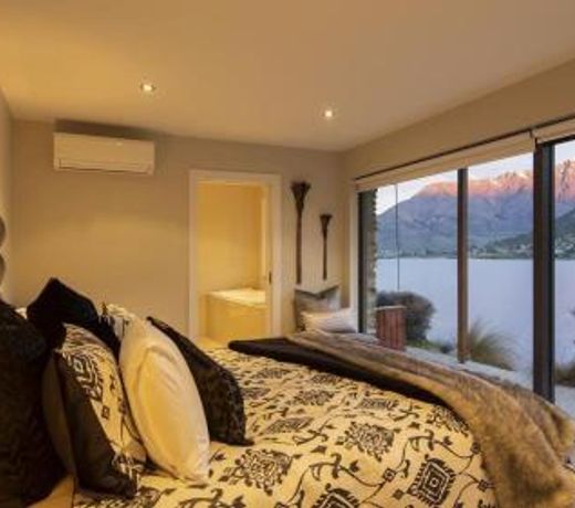 Kohanga Luxury Lakeside Villa by Amazing Accom