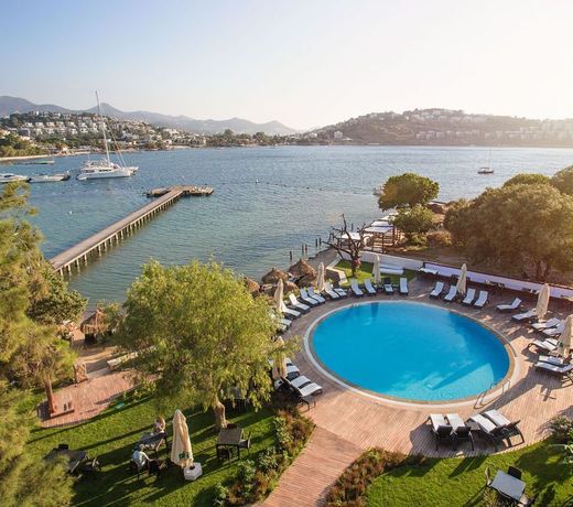 MARE SUITES