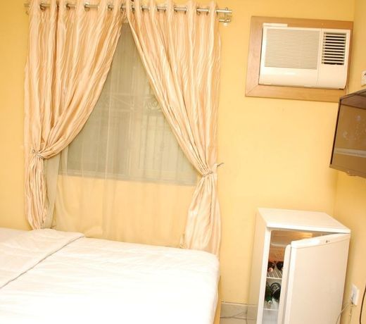 De Lawrence Court & Suites