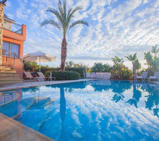 Villa Saraliana Sandy Beach Villas - Heated Pool - Jacuzzi - Private Beach Area