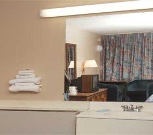 Country Club Motor Lodge