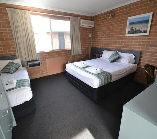 The Oaks Hotel Motel