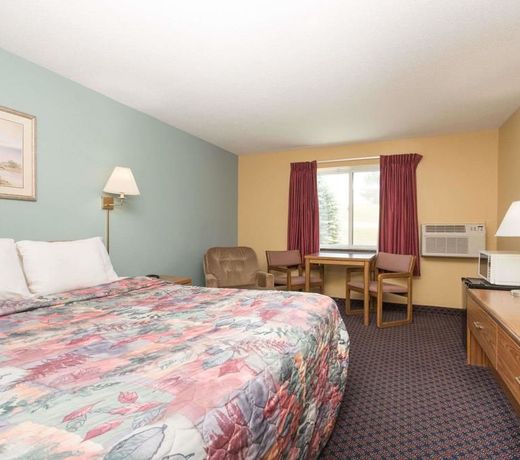 Super 8 by Wyndham Fergus Falls