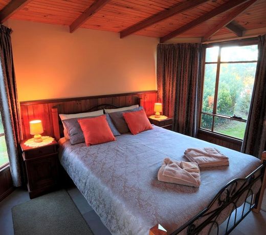 Stanley Lakeside Spa Cabins