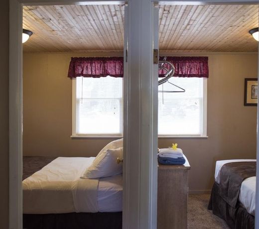 Delton Oaks Resort Motel