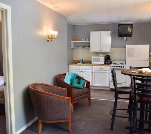 Delton Oaks Resort Motel