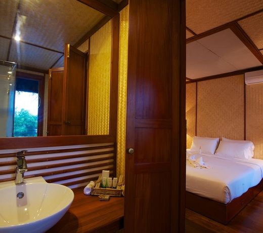 Yathra Houseboat by Jetwing