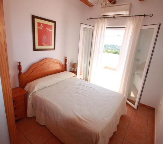 Estrelizia - pretty holiday property with garden and private pool in Calpe