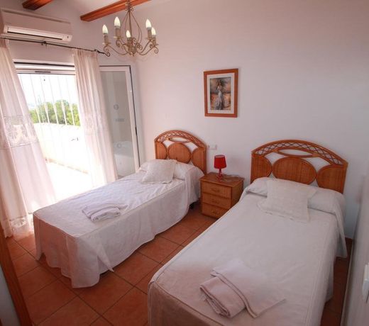 Estrelizia - pretty holiday property with garden and private pool in Calpe