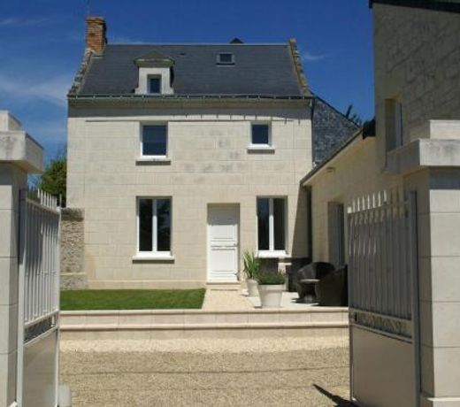 Luxury holiday home with lawn in Beaumont en V ron near Chinon