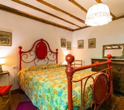 Spacious Holiday Home with Pool in Migliorini