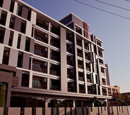 101 Holiday Suites