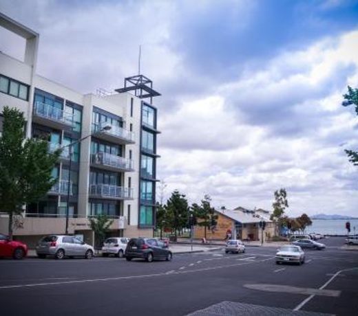 Waterfront (Yarra St) by Gold Star Stays