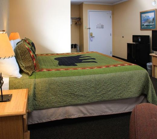 Yellowstone Pioneer Lodge