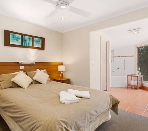 Waterfront Retreat At Wattle Point