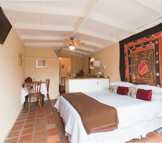 Inyathi Guest Lodge & Self Catering Chalets