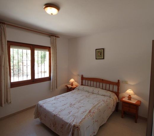 Laura-29A - pretty holiday property with garden and private pool in Calpe