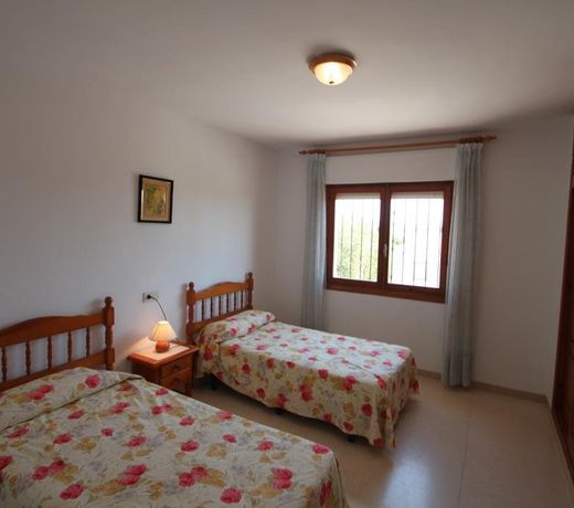 Laura-29A - pretty holiday property with garden and private pool in Calpe