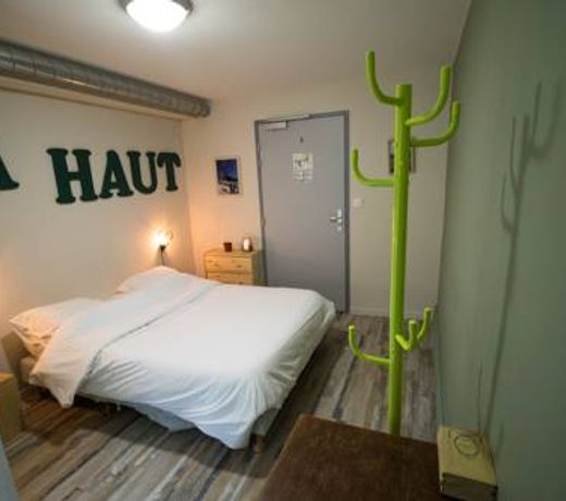 1861 ChÃ¢tel Hostel