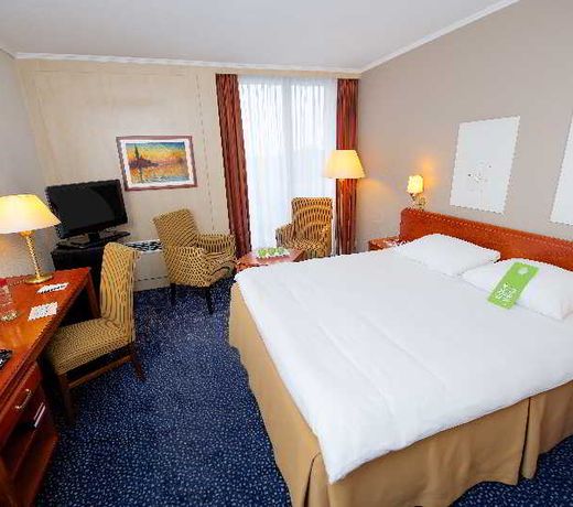 NearBy Hotel