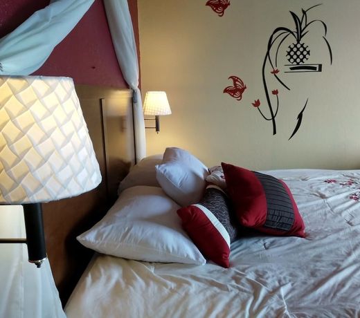 Madelia Hotel & Suites