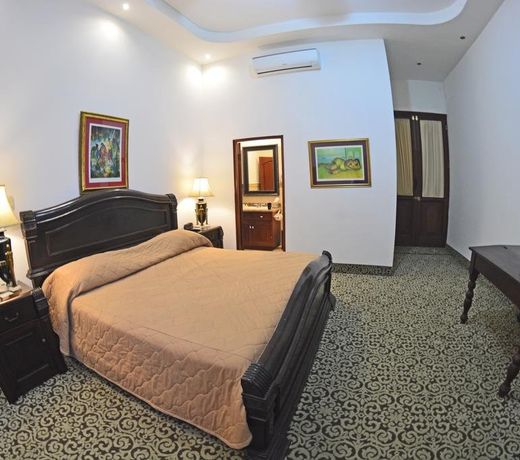 Hotel la Perla Leon