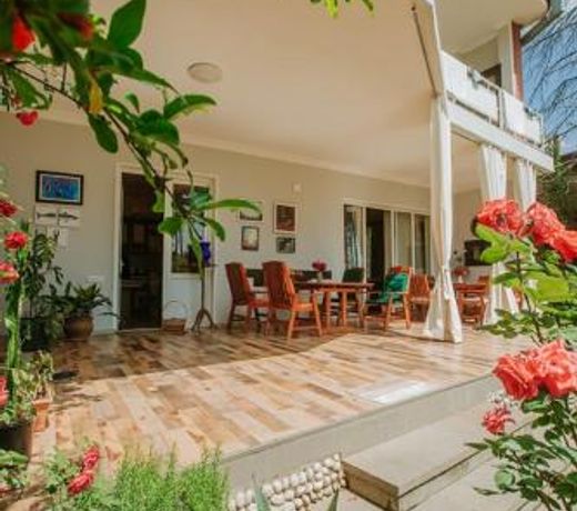 Neli & Zaal Guest House