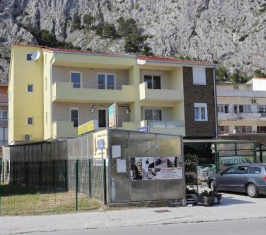 Apartments with a parking space Omis - 10362