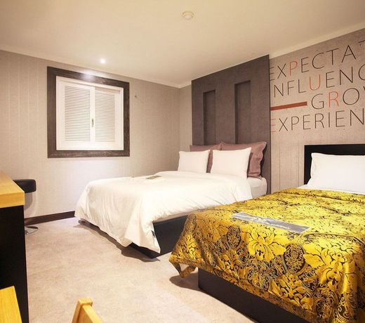 Luxe Hotel