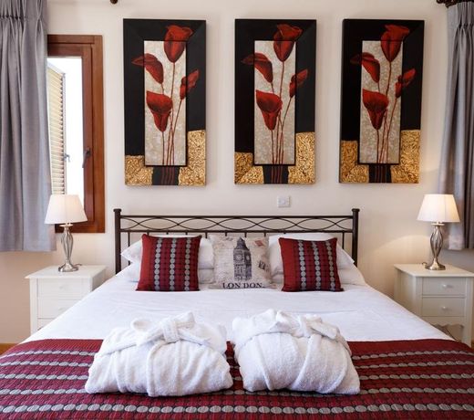 4 bedroom Villa Galinios with large private pool, Aphrodite Hills Resort