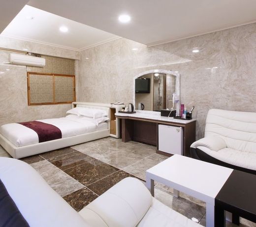 I.Y Hotel