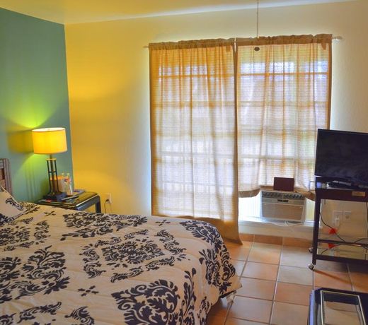 Upper Deck Hotel and Bar - Adults Only