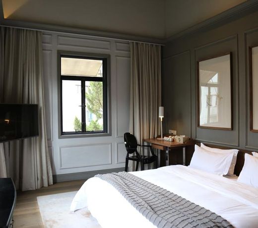 Seclusive Life Aristo Mansion