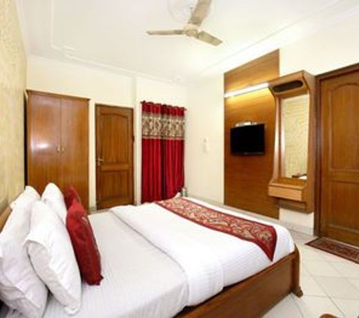 OYO 990 Hotel Paradise