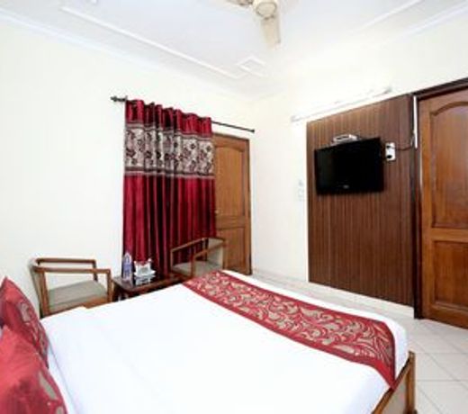 OYO 990 Hotel Paradise