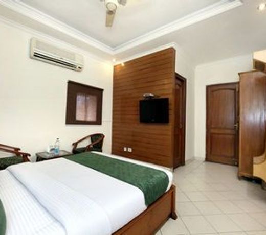 OYO 990 Hotel Paradise
