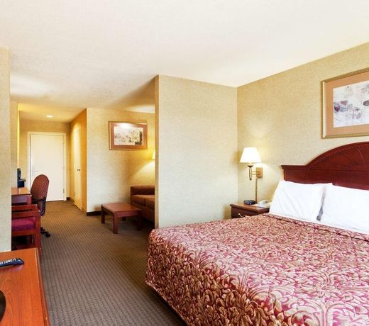 Days Inn & Suites by Wyndham Wynne