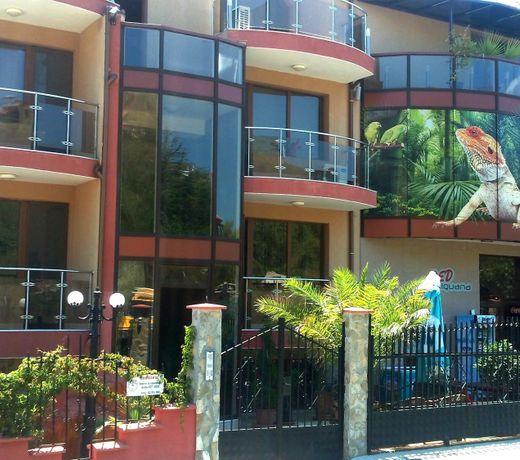Red Iguana Hotel
